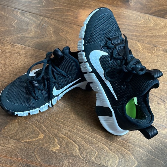 Nike Women's Free Metcon 3 Shoe, Black/White, 8 - Picture 2 of 6